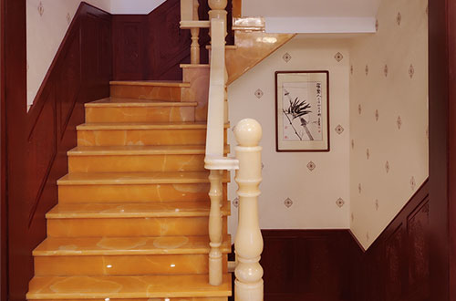 中和镇中式别墅室内汉白玉石楼梯的定制安装装饰效果